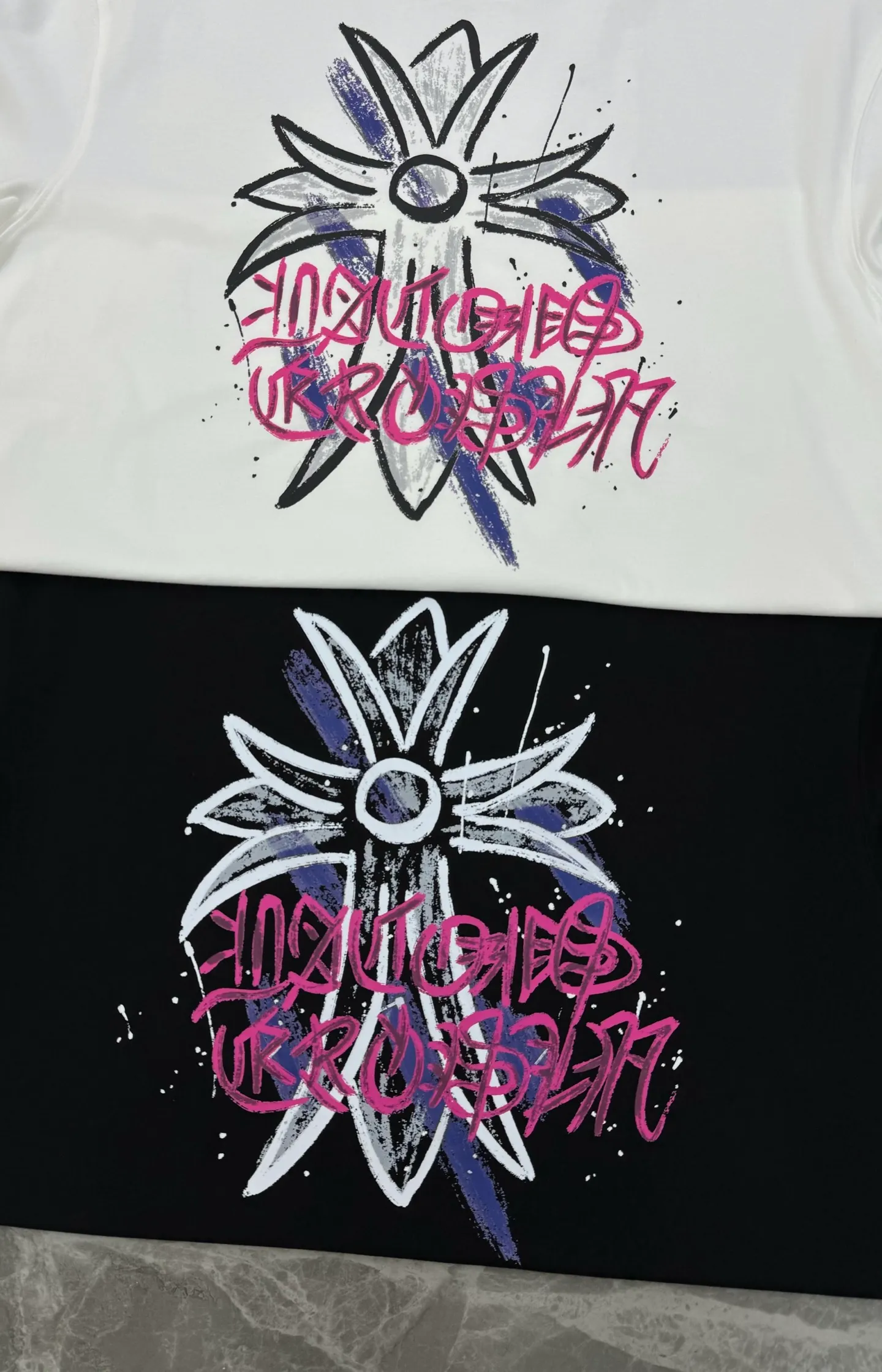 P160 is responsible for top-notch looks! ChromeHearts* Chrome Hearts 25s new T-shirt. Same style for men and women! The classic cross shape is responsible for the good looks. The visual effect of the combination of personalized graphics and letters is quite unique! ! ! The sensory effect presented is naturally explosive... The 250g Solona fabric is selected. It is comfortable and soft. Its delicacy and comfort performance are also inevitable, creating an extraordinary wearing experience! Color: Black. White. Size: S-xXL (L is recommended for 175/145 pounds)